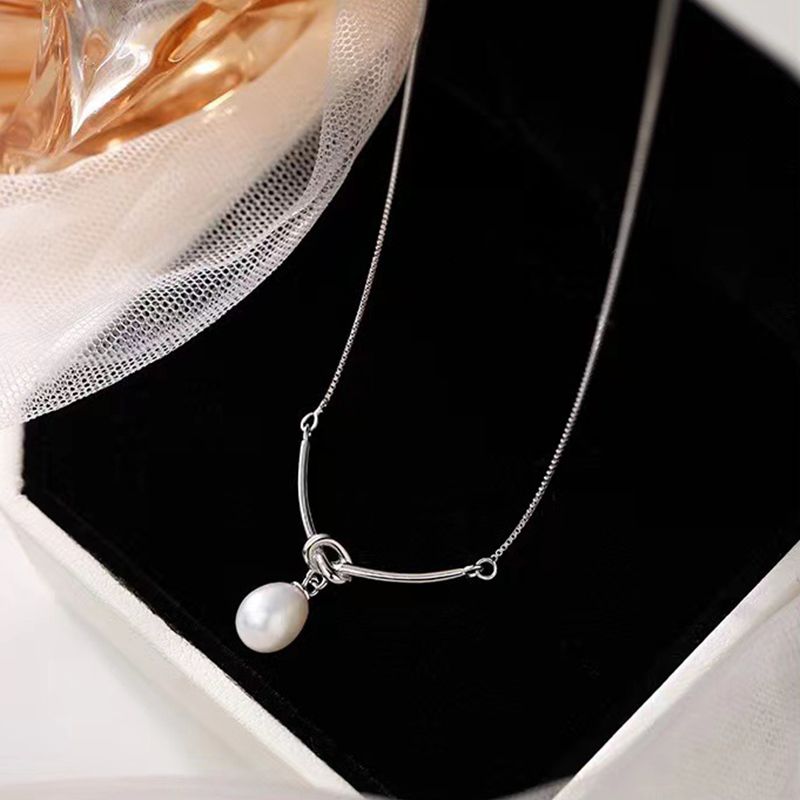 Premium Design Light Luxury Necklace with Pearl Pendant